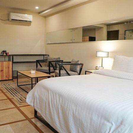 Roomy Signature Hotel, イスラマバード エクステリア 写真