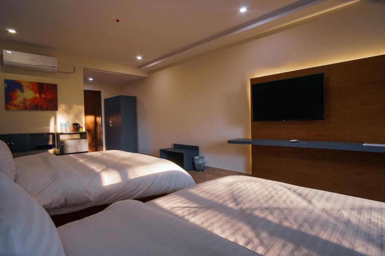 Roomy Signature Hotel, イスラマバード エクステリア 写真