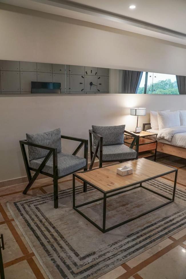 Roomy Signature Hotel, イスラマバード エクステリア 写真