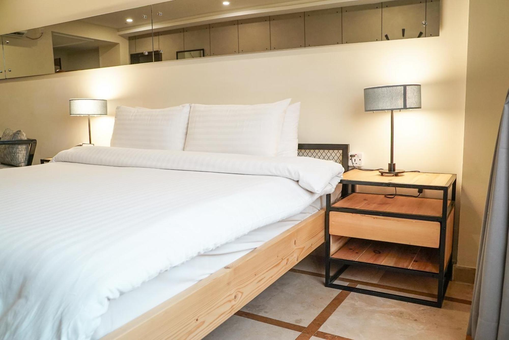Roomy Signature Hotel, イスラマバード エクステリア 写真
