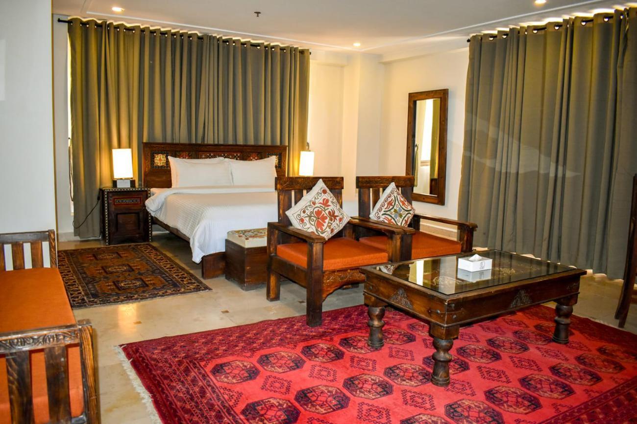 Roomy Signature Hotel, イスラマバード エクステリア 写真